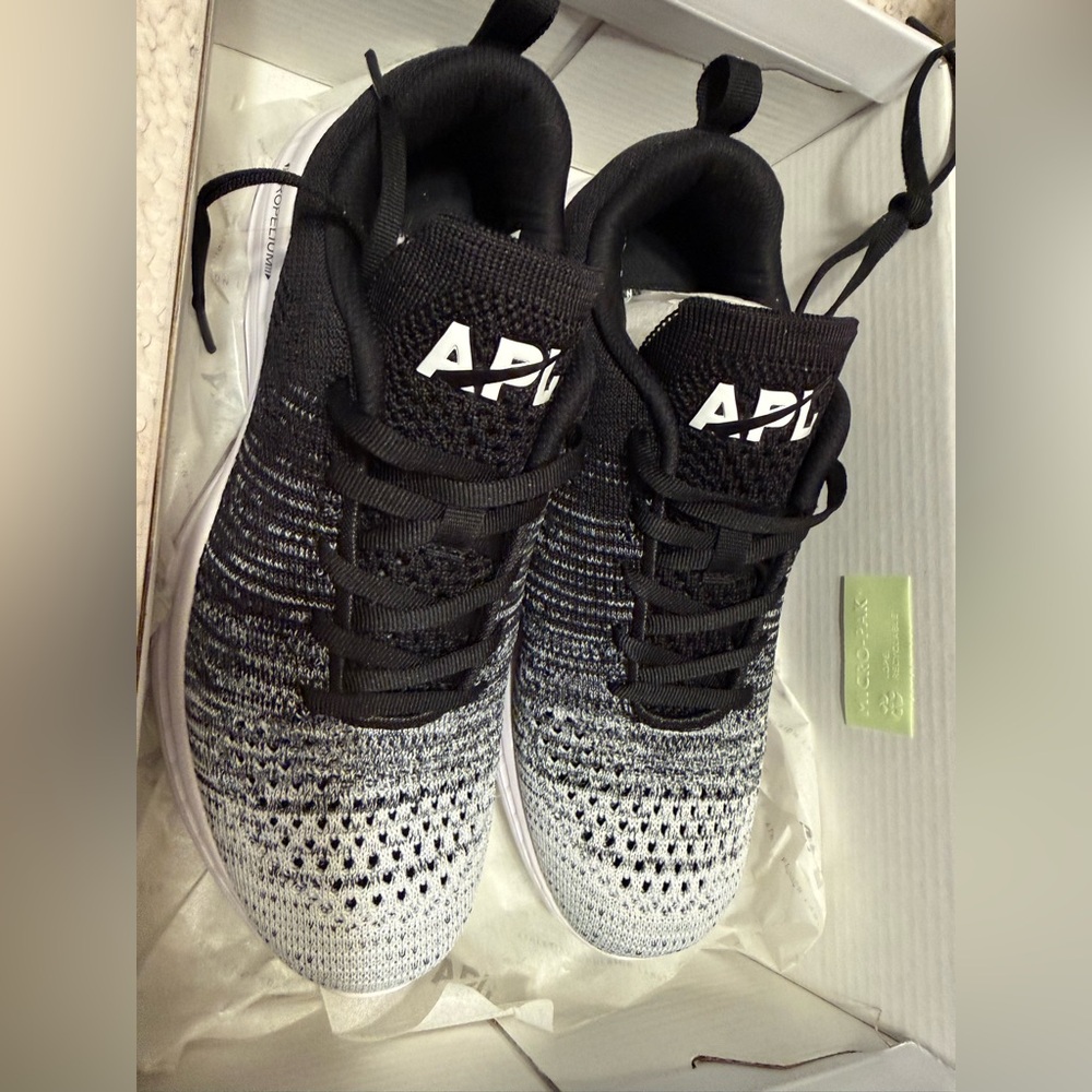 APL TECHLOOM Sneaker men’s 7.5 - women’s 9.